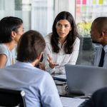 Definitions of management : comprendre les bases et les enjeux du management